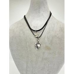 Siyah Derili Yaprak Desenli Taşlı Kolye